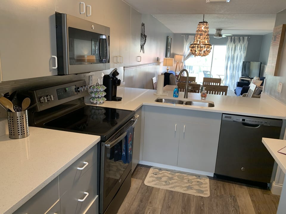 Kitchen- stovetop / microwave 