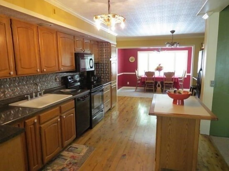 Large cooking kithcen fully equiped for all of your memory making meals