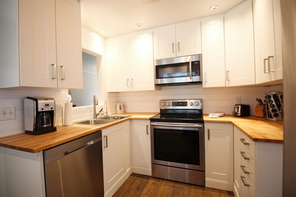 Well equipped Kitchen with Dishwasher, Stove, Microwave, Oven and Coffee Maker