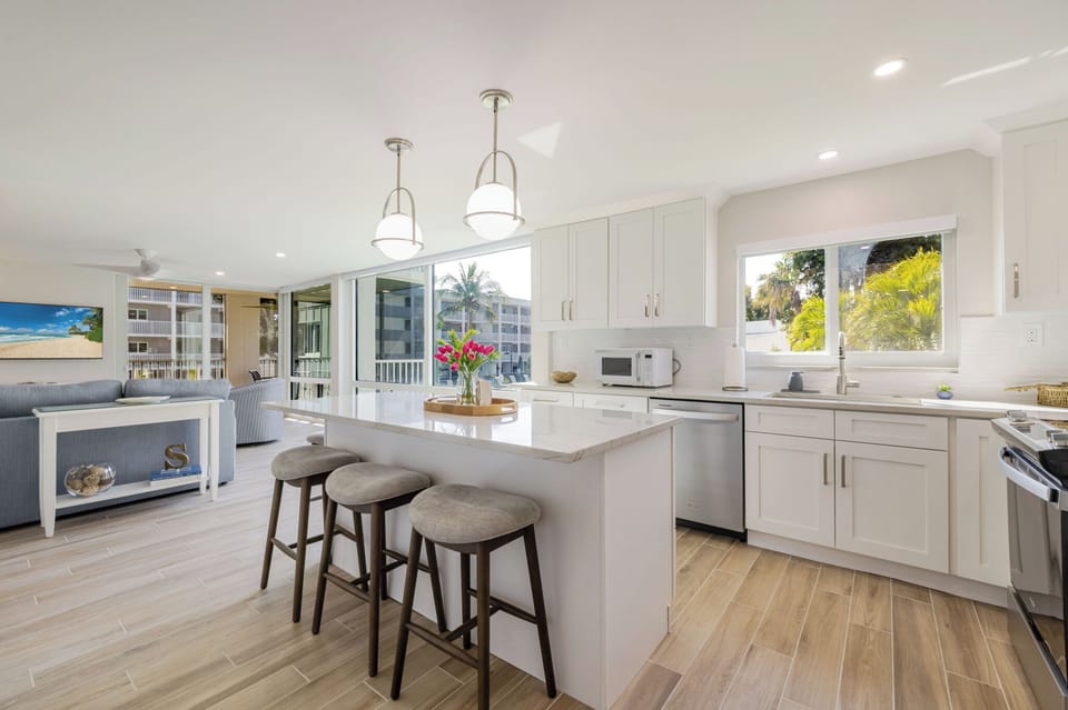 KITCHEN WITH DINING BAR FOR 4
