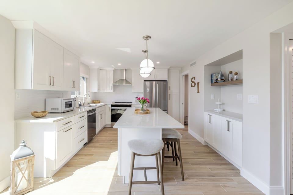 KITCHEN WITH DINING BAR FOR 4
