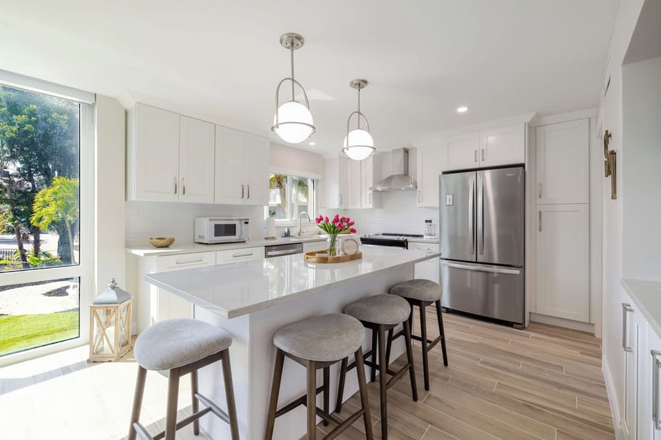 KITCHEN WITH DINING BAR FOR 4