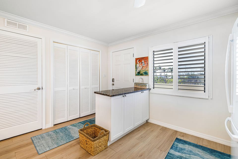 kitchen/entry