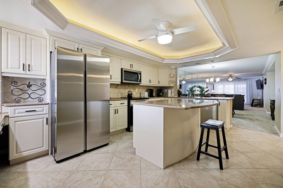 KITCHEN WITH ISLAND