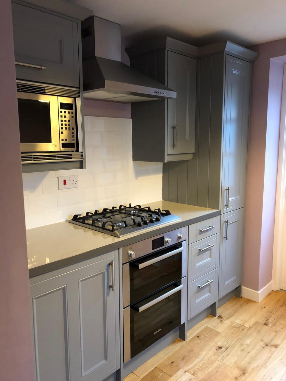 Modern fitted kitchen with dishwasher and washing machine.