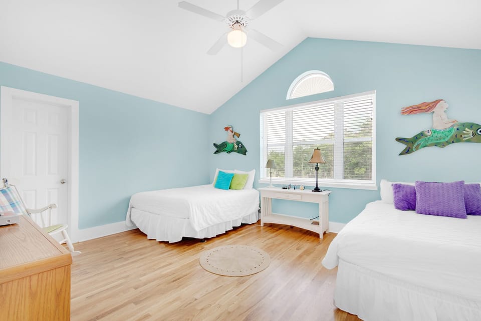 Guest room with 2 queen beds