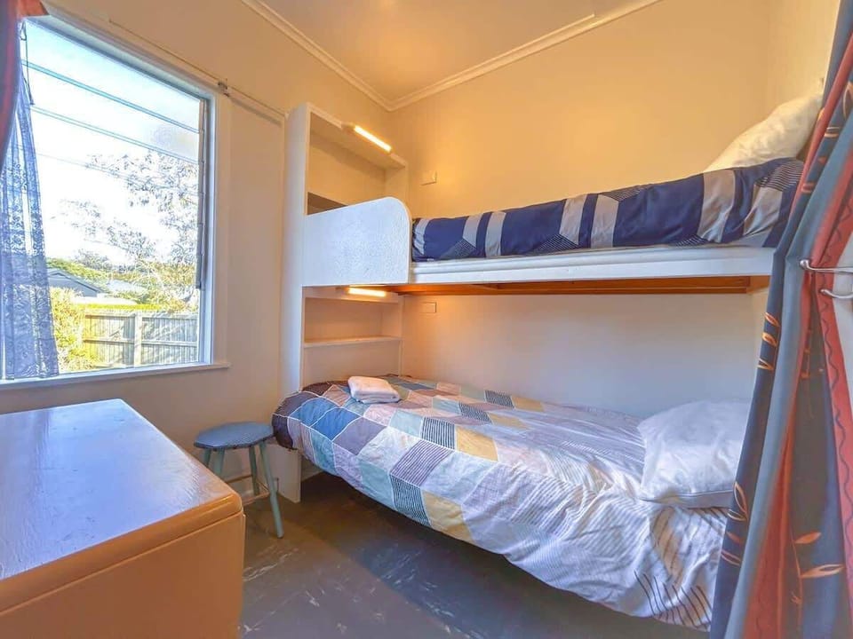 Holiday Stays - Kiwi Classic - single bunk bedroom