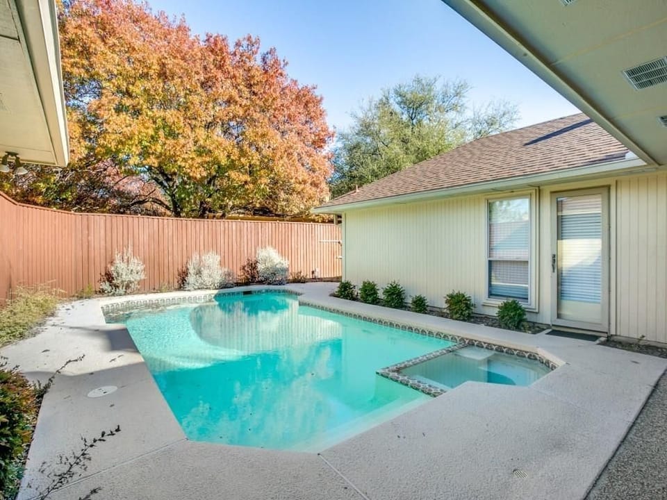 Lovely Private Pool with adjoining outdoor Jazquzzi (neither heated)
