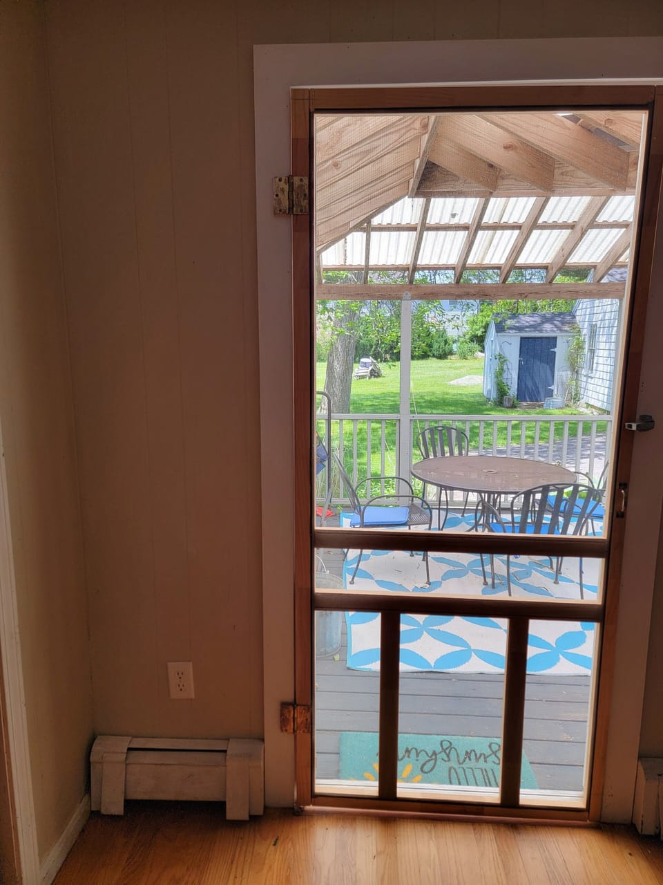 screened door from reading room to porch and backyard