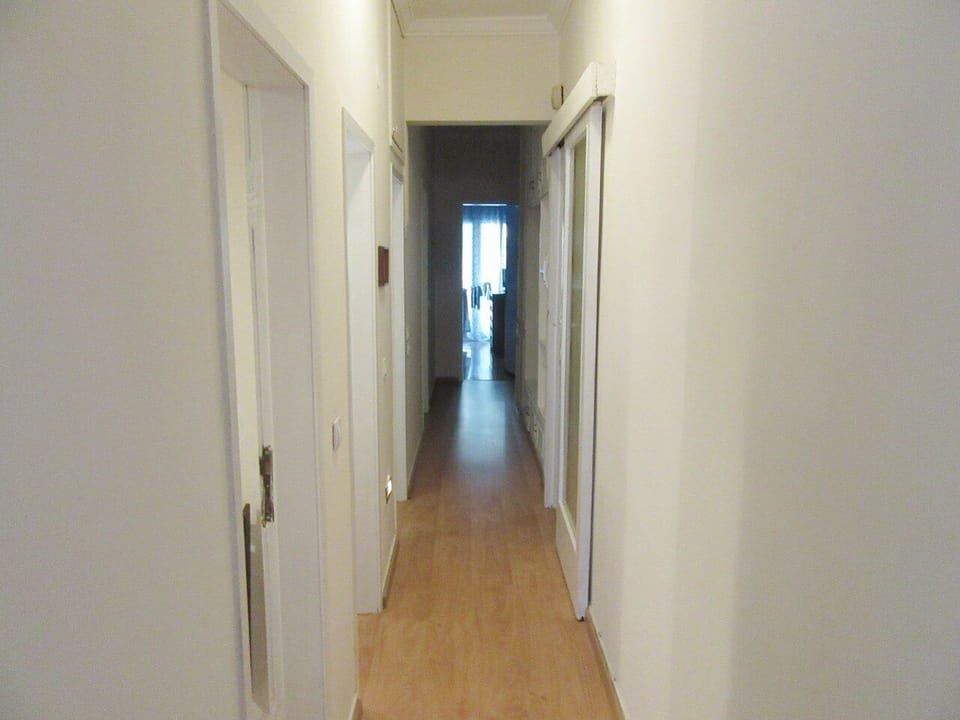 The corridor with the doors to the rooms and the kitchen