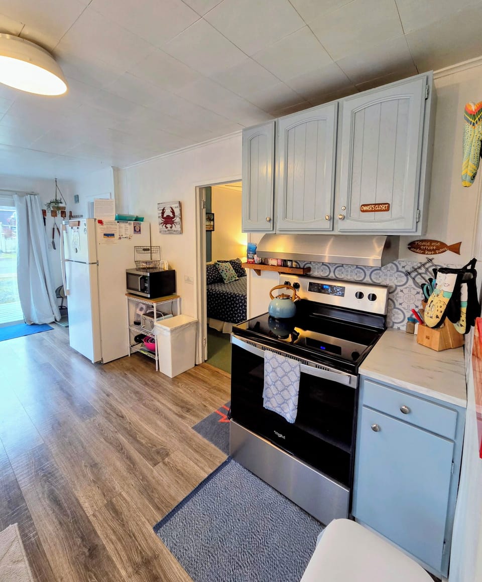 Kitchen w/New Oven, Dishwasher, Fridge, Microwave, toaster, coffee maker & more!