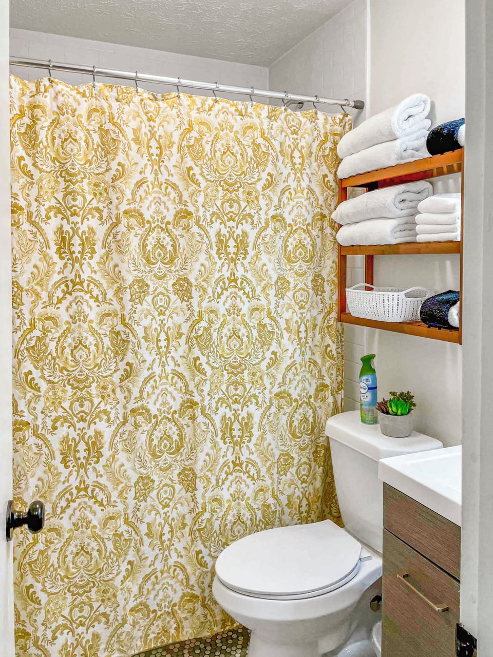 Full bathroom with shower/tub