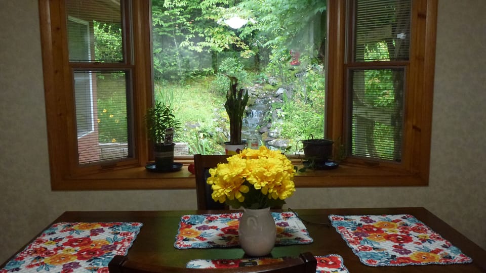 Braekfast area with view of water fall