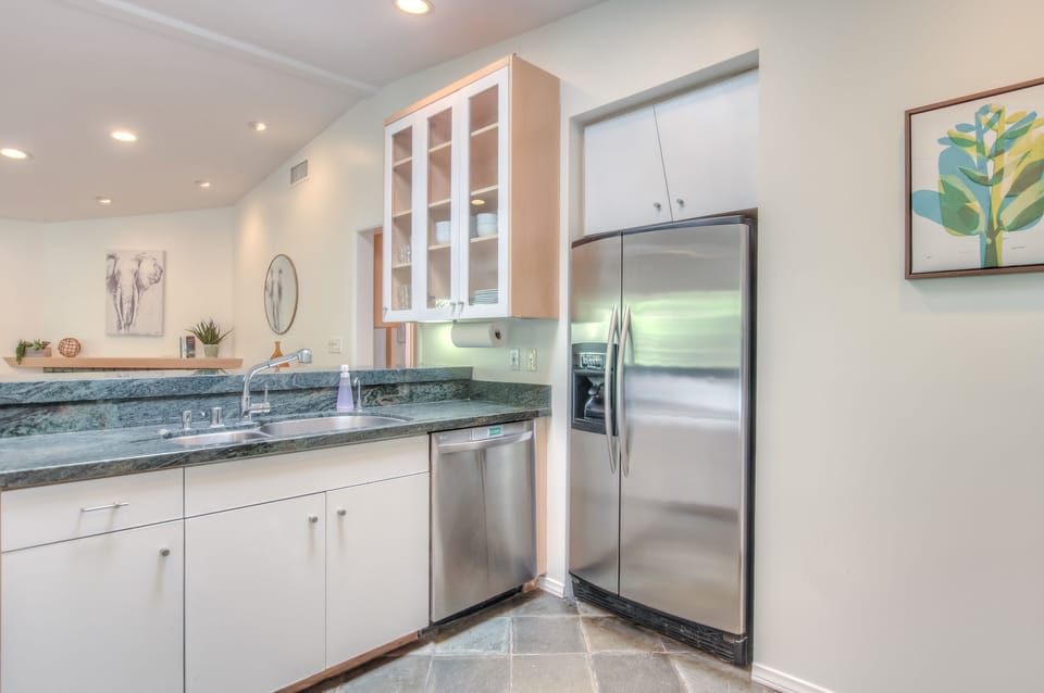 Fridge, freezer and dish washer as well as cleaning products are all at hand