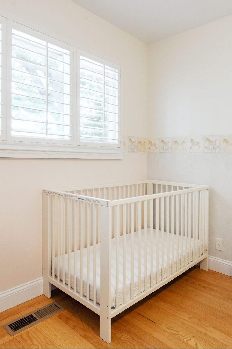 Second bedroom - Baby crib