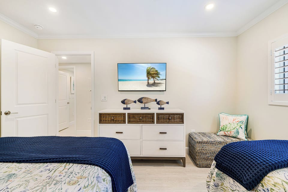 GUEST BEDROOM WITH QUEEN/TWIN BEDS