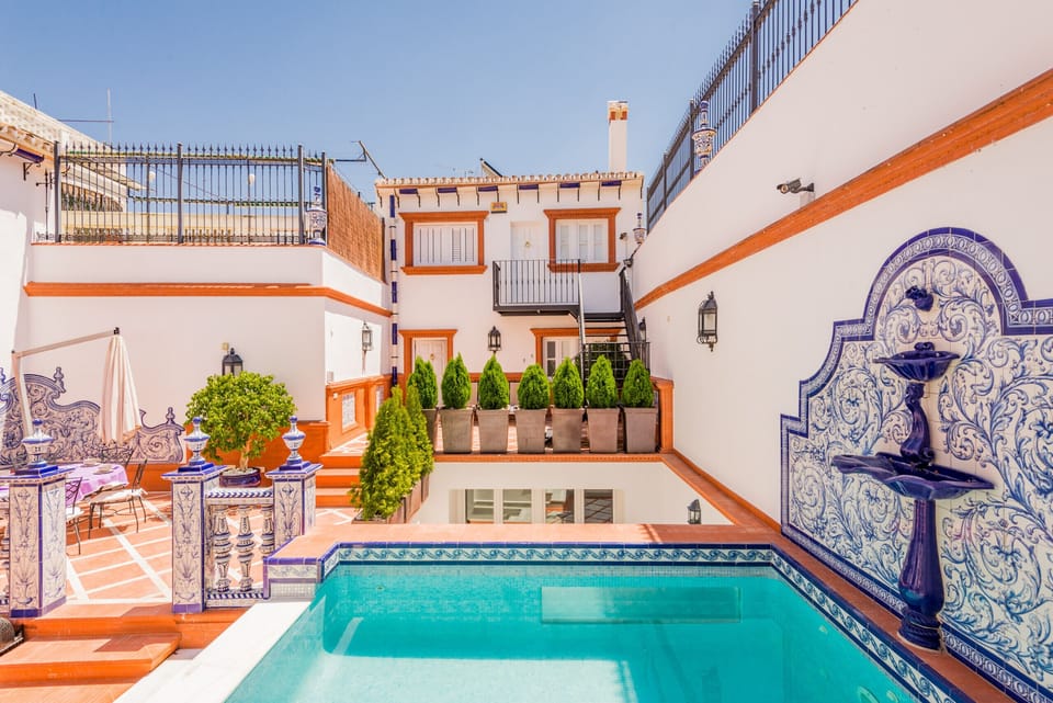 Enjoy the private pool of this luxury house in the center of Alhaurín el Grande