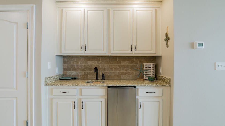 Phoenix Orange Beach 703 Wet bar with Ice maker