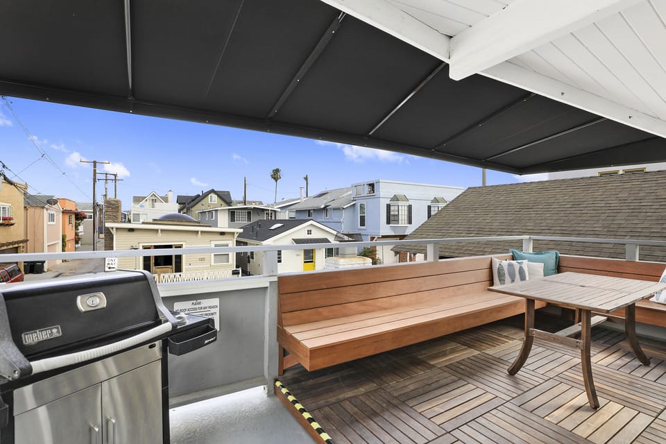 Upstairs deck, 3 burner grill, Awnings, comfortable!
