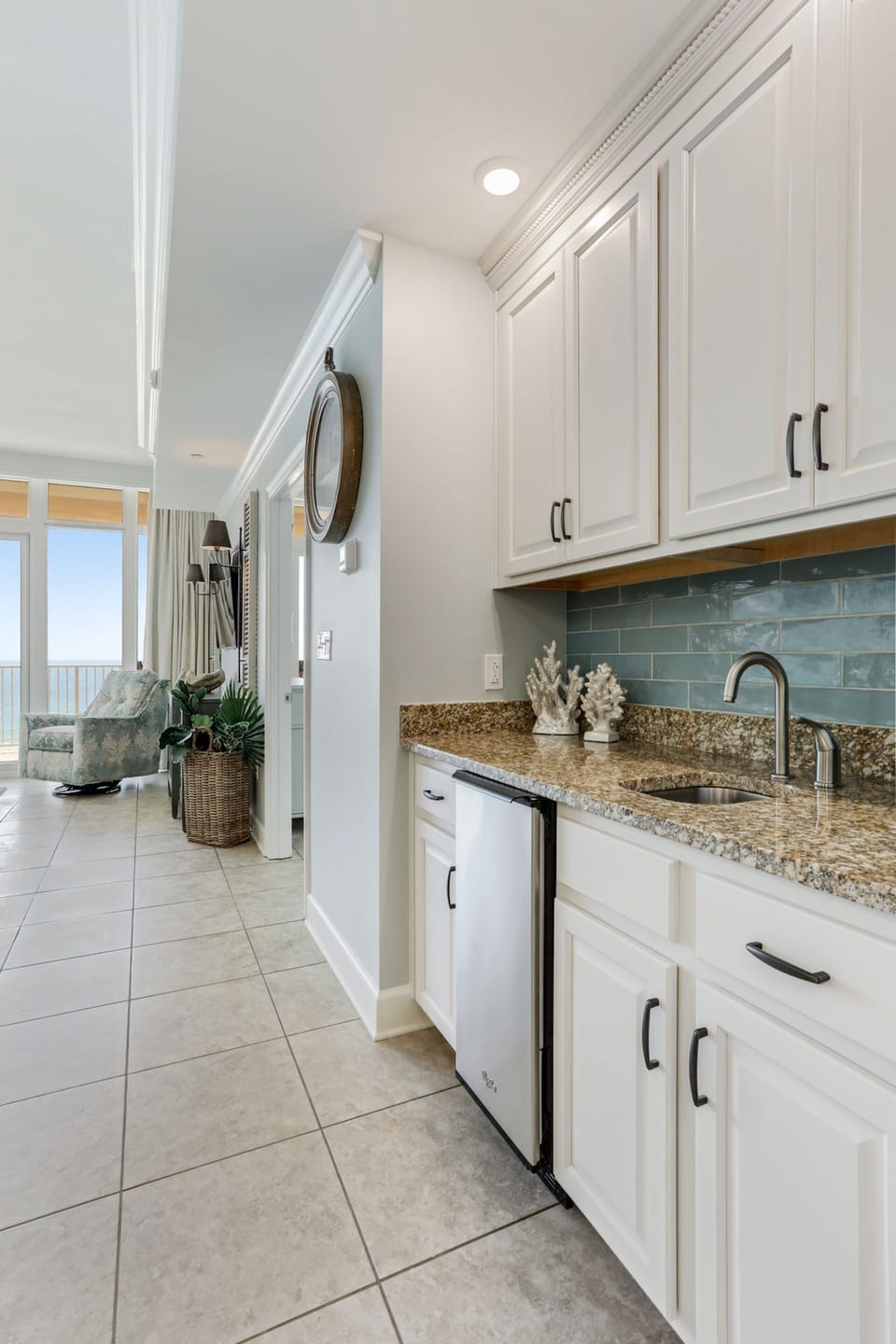 Phoenix Orange Beach 602 Wet bar with Ice maker