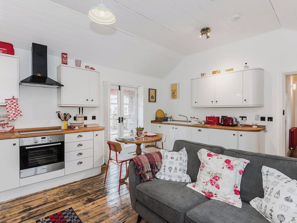 Attractive comfortable open plan living/dining room and kitchen | Ty&middot; Macsen - Ty Coch Chatham, Llandwrog, near Caernarfon