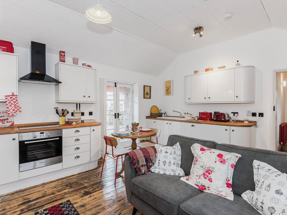 Attractive comfortable open plan living/dining room and kitchen | Ty&middot; Macsen - Ty Coch Chatham, Llandwrog, near Caernarfon