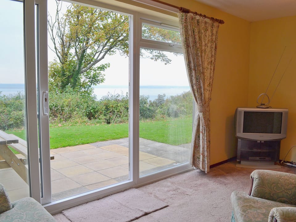 Living room/dining room | Solent View, Freshwater