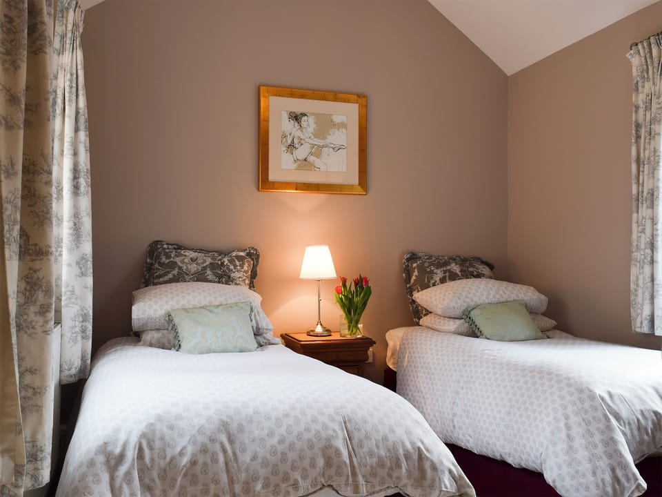 Twin bedroom | The Coach House, Malvern