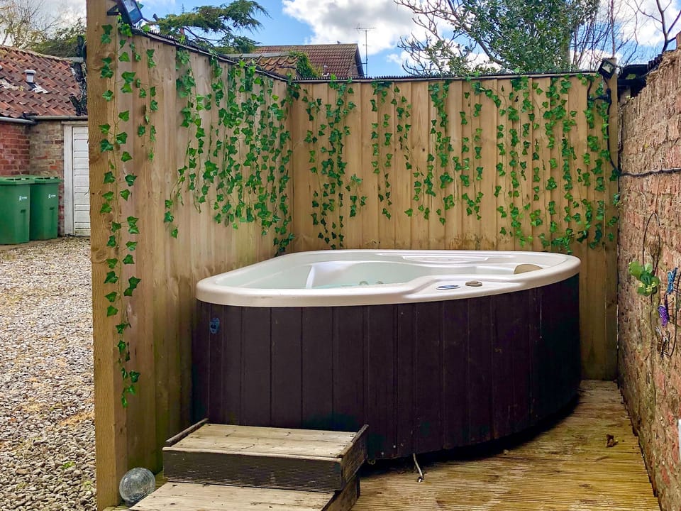 Hot tub | Estate Cottage, Wheldrake, near York