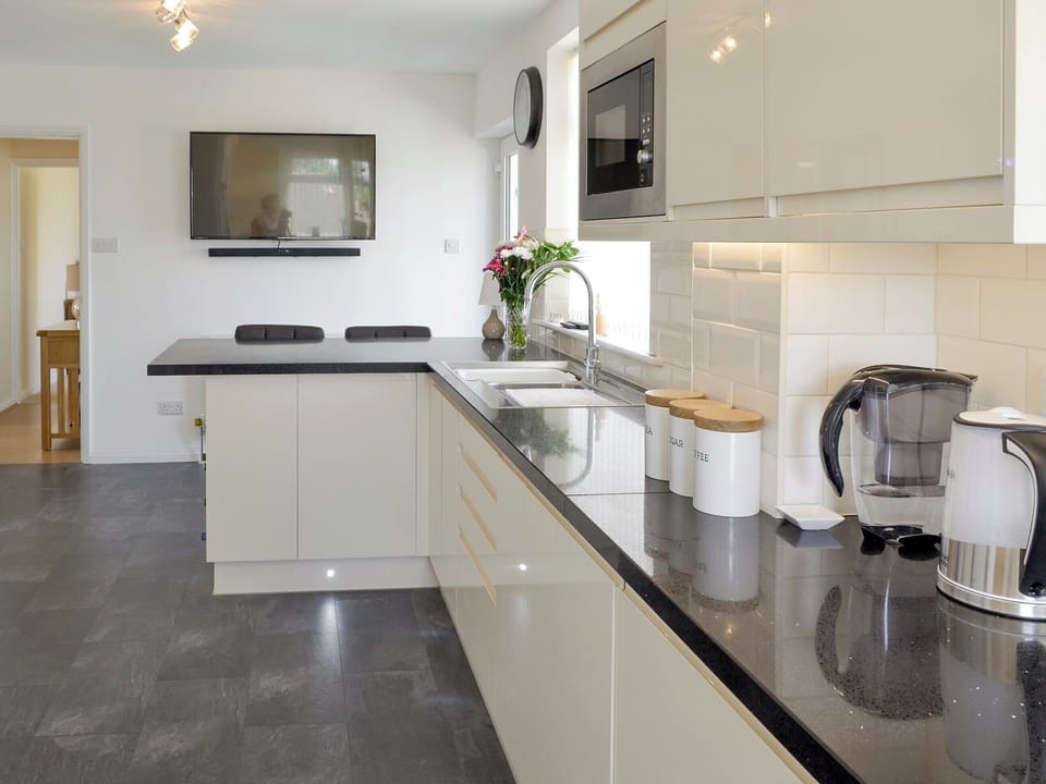 Well-equipped fitted kitchen | The Retreat, Hunmanby, near Filey