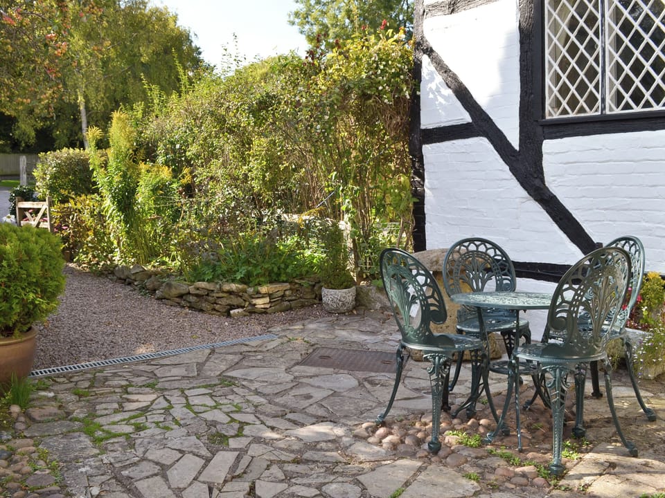 Sitting-out-area | Hathaway Hamlet, Stratford-upon-Avon