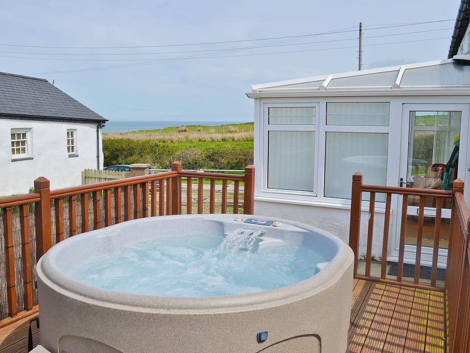 Hot tub | Porth Colmon Farmhouse, Porth Colmon, nr. Pwllheli