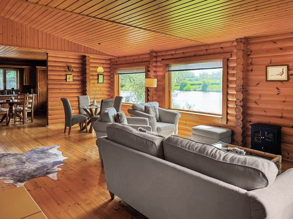 Comfortable seating within living area | Kingfisher Lodge, Hagworthingham