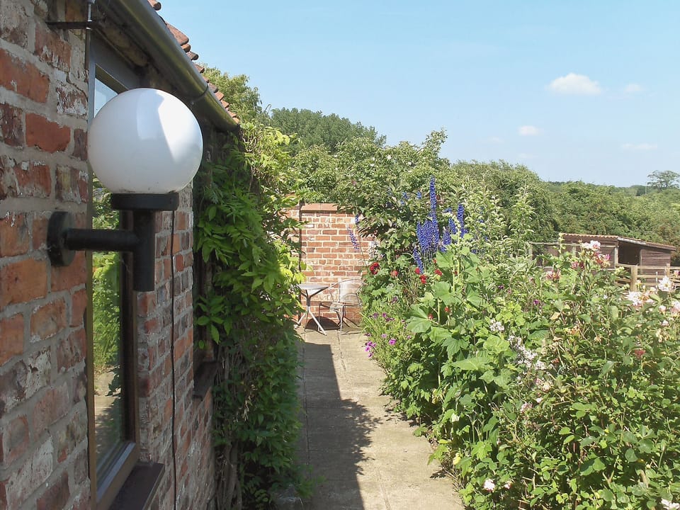Exterior | Wisteria and Rusty&rsquo;s Cottages - Wisteria Cottage, Buttercrambe, nr. York