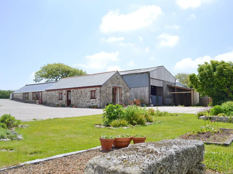 Landscaped garden area | Ash Tree Cottage, Four Lanes, near Camborne