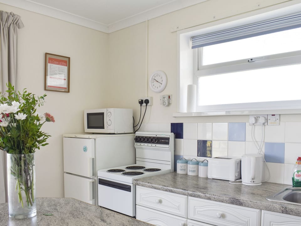 Fully appointed kitchen | Needles and Winds, Freshwater