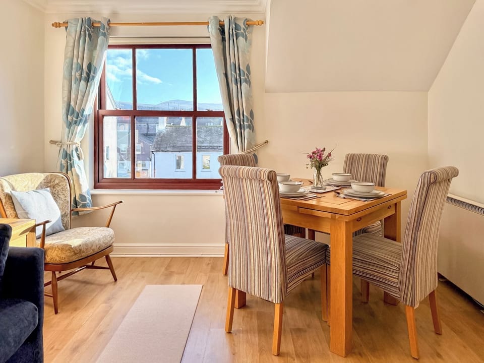 Sitting and Dining Room: Dining table extends. | Hindscarth, Keswick