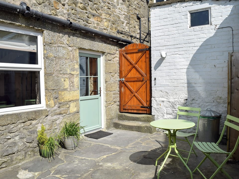 Enclosed patio with garden furniture | April Cottage - Spring Cottages, Settle