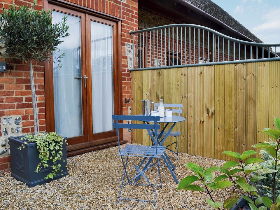 Sitting-out-area | Saddle Room - Higher Farm, Martin, Fordingbridge