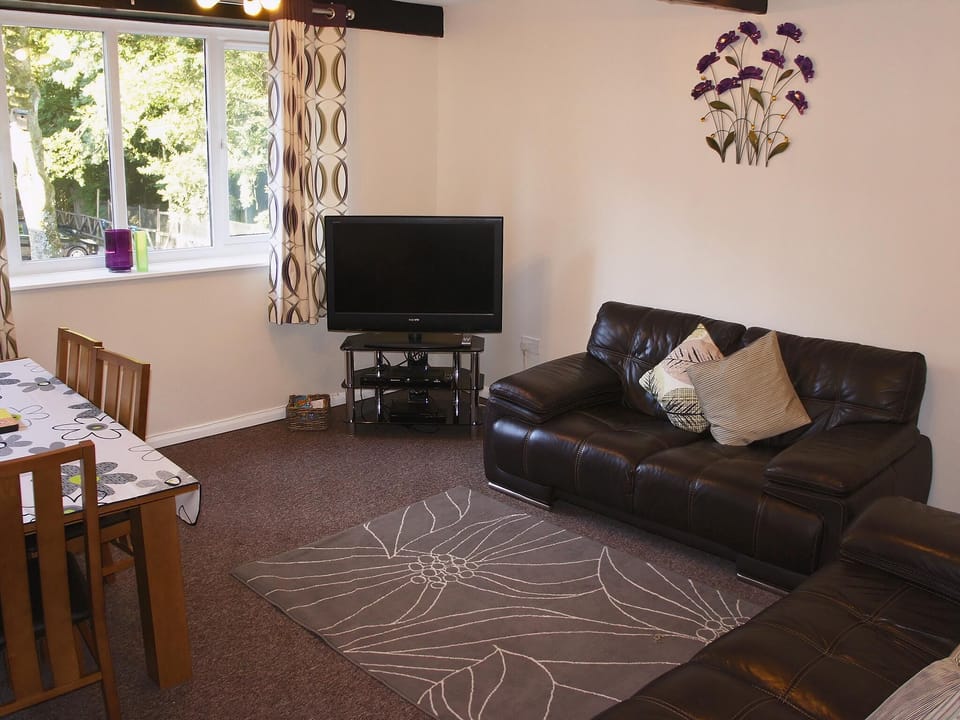 Living room/dining room | Riverton Lakes and Holiday Cottages - Kingfisher, Swimbridge, nr. Barnstaple