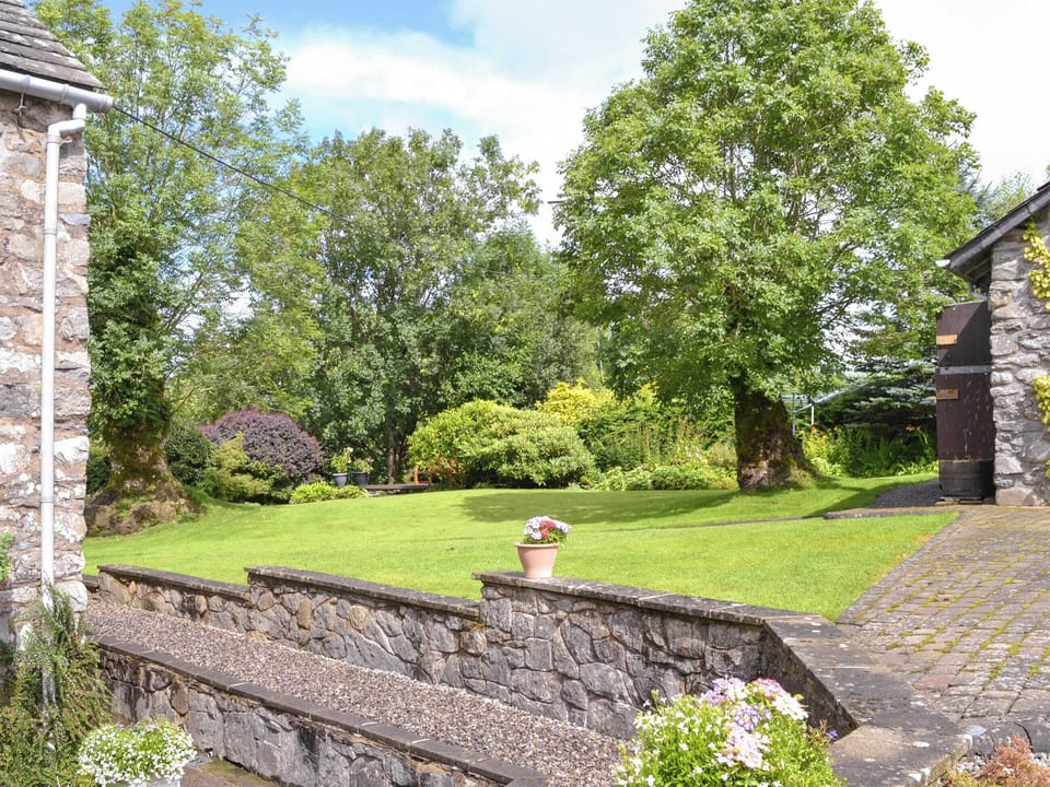 Mature lawned garden | Red Syke, Troutbeck, near Keswick