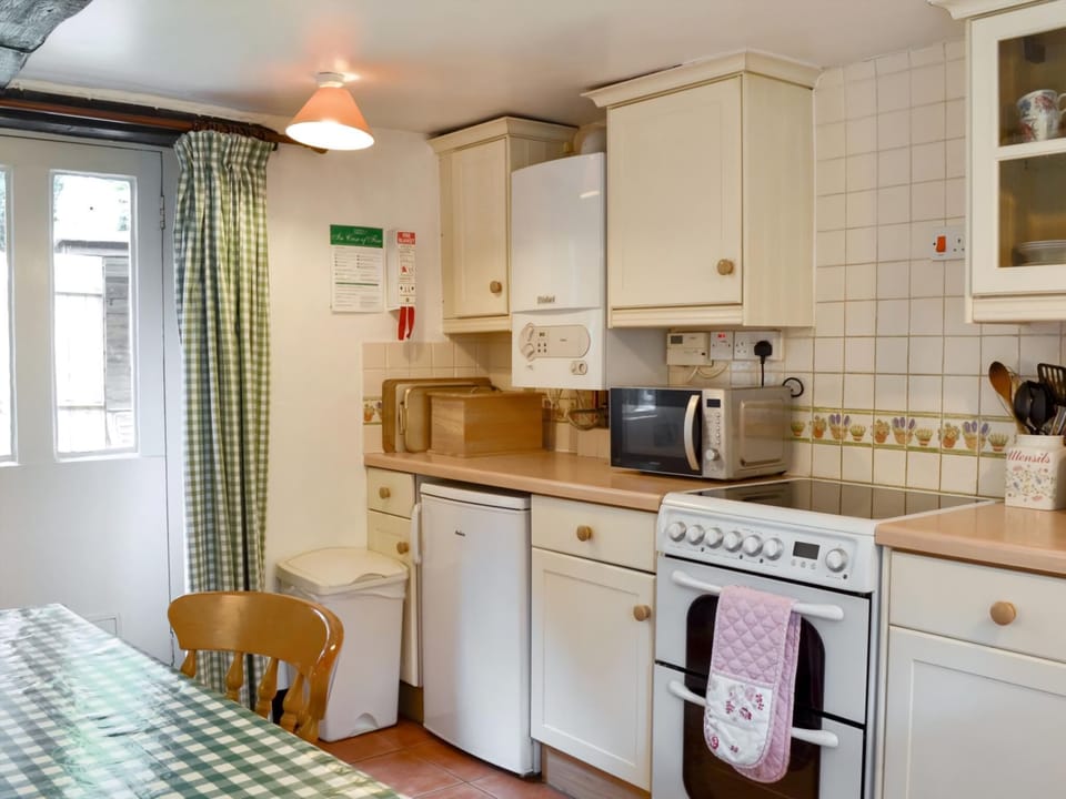 Well equipped kitchen/ diner | Yew Tree Cottage, Passfield Common, near Liphook