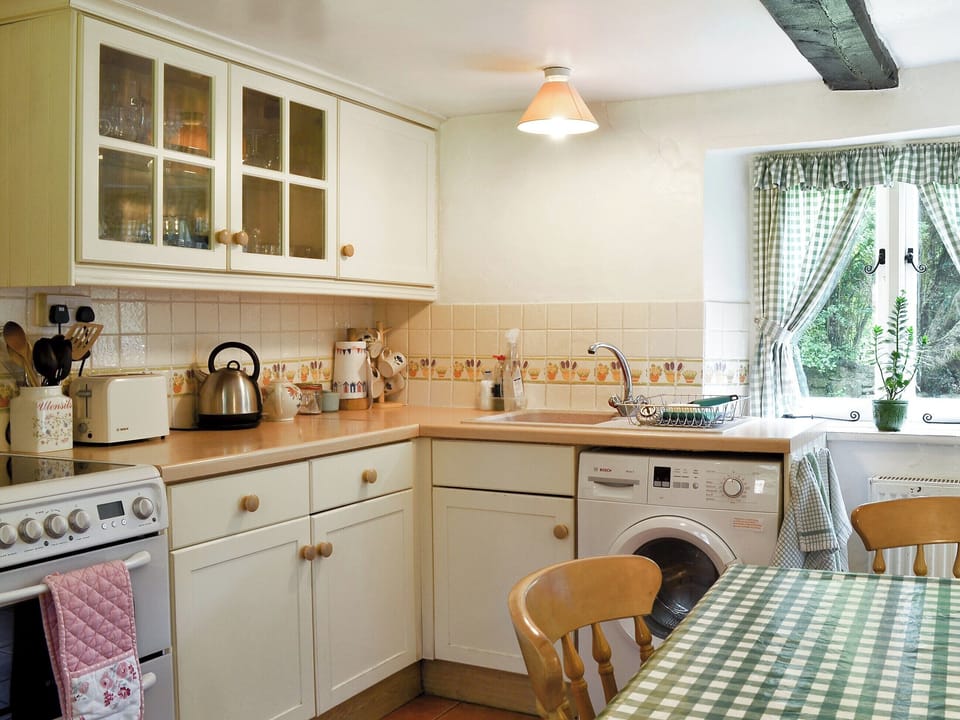 Well equipped kitchen/ diner | Yew Tree Cottage, Passfield Common, near Liphook