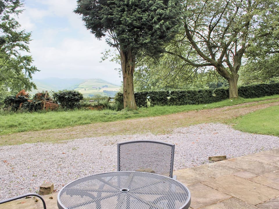 Sitting-out-area | Winhill Cottage, Bamford