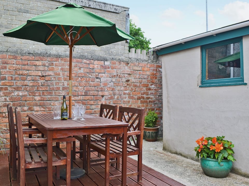 Sitting-out-area | Elens Place, Tywyn