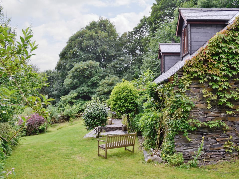 Extensive mature garden | Erw Goed Hen Feudy, Arthog, near Dolgellau