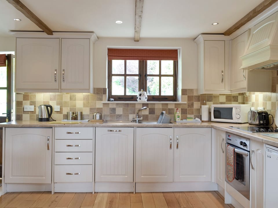 Fully fitted kitchen | Stable Cottage - Drayton Farm Barns, East Meon, Petersfield