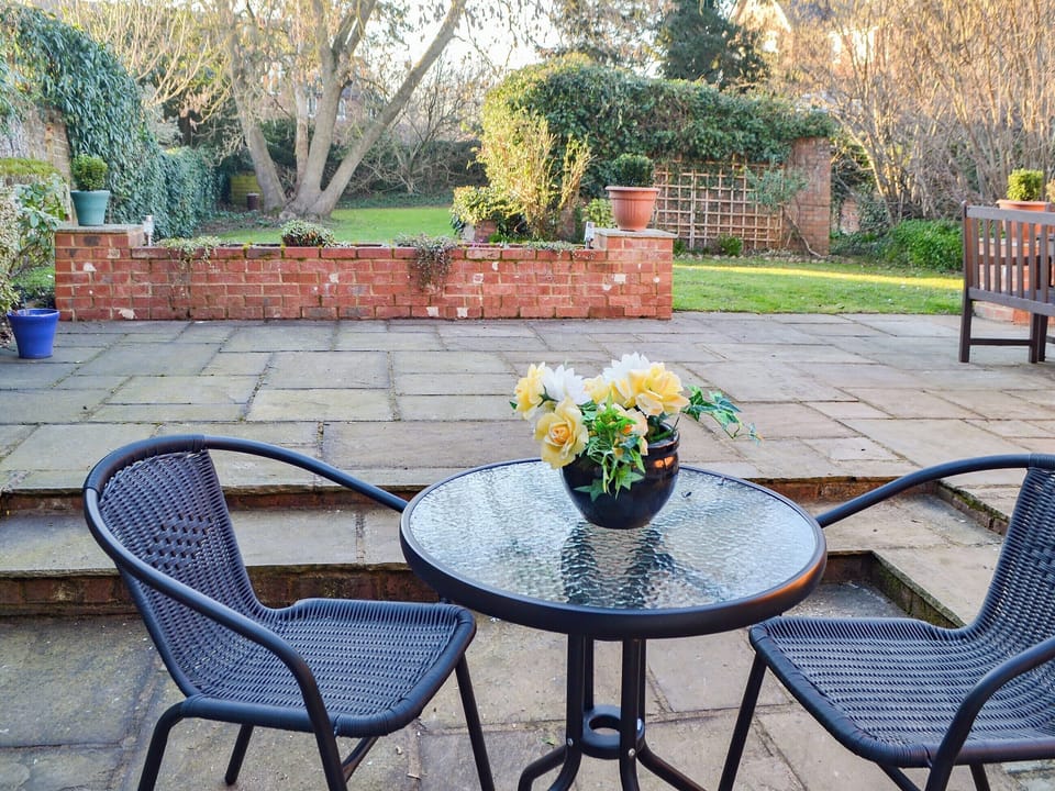 Paved patio area over looking the garden | Tudor Cottage Studio - Tudor Cottages, Romsey