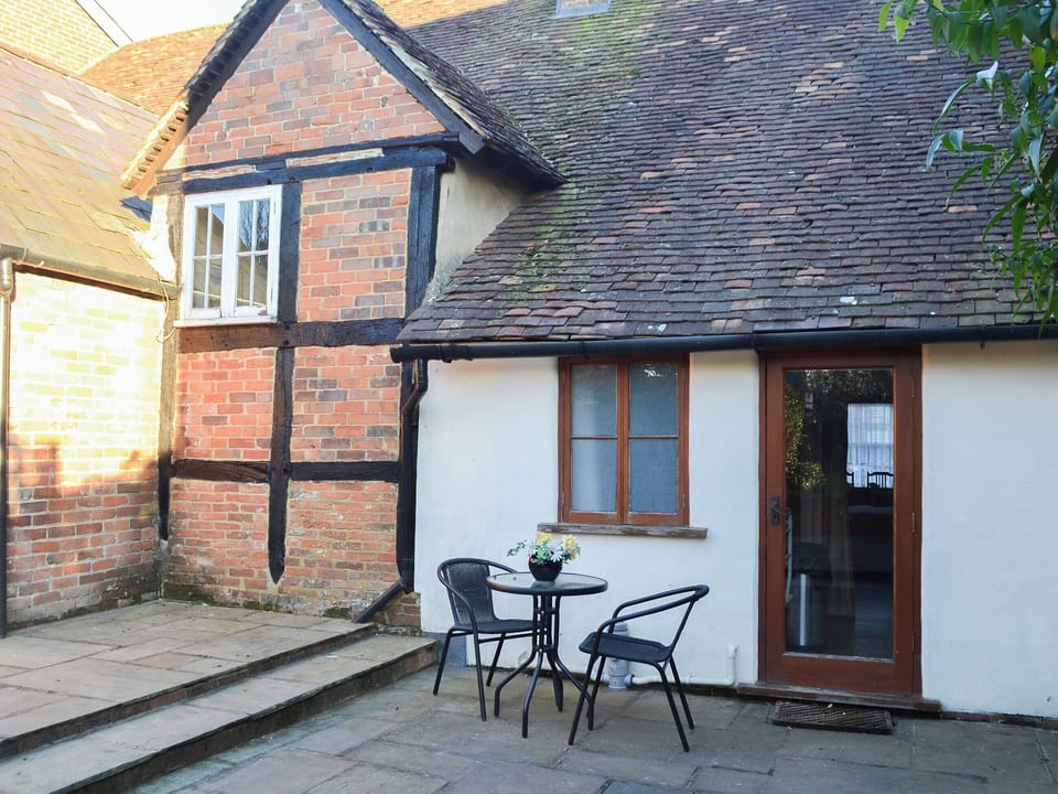 External patio area to the rear of the property | Tudor Cottage Studio - Tudor Cottages, Romsey