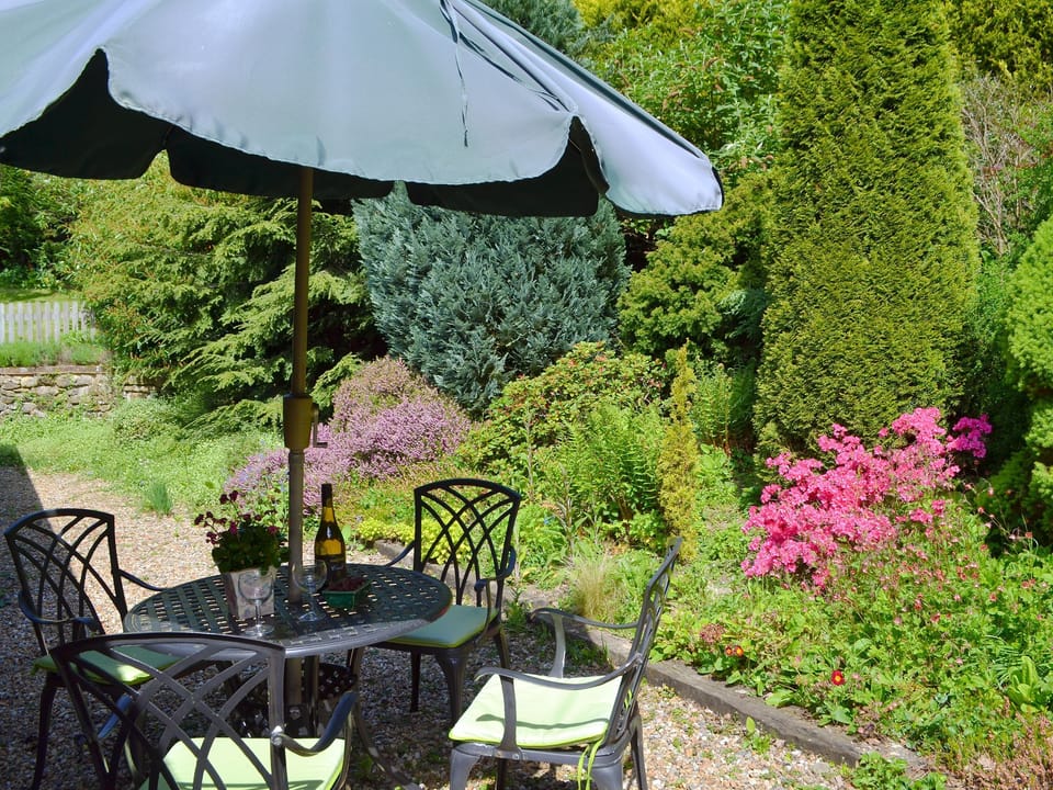 Delightful sitting out area | Ivy Cottage, Ewhurst Green, near Bodiam